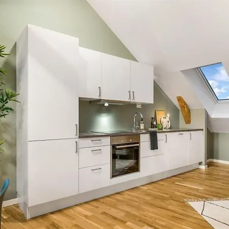4 Soverom Og 2 Min Gangavstand Til Brygga I Apartament
